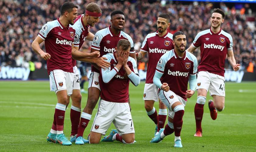 吉鲁帽子戏法助阿森纳3-0胜奥林匹亚科斯晋级欧冠16强