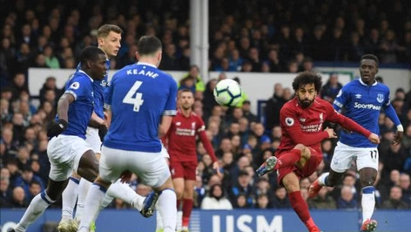 牌九心理战：当下注者压重金在“天门”时，庄家的心理博弈。（重注压向天门：牌九局中庄家的心理攻防）